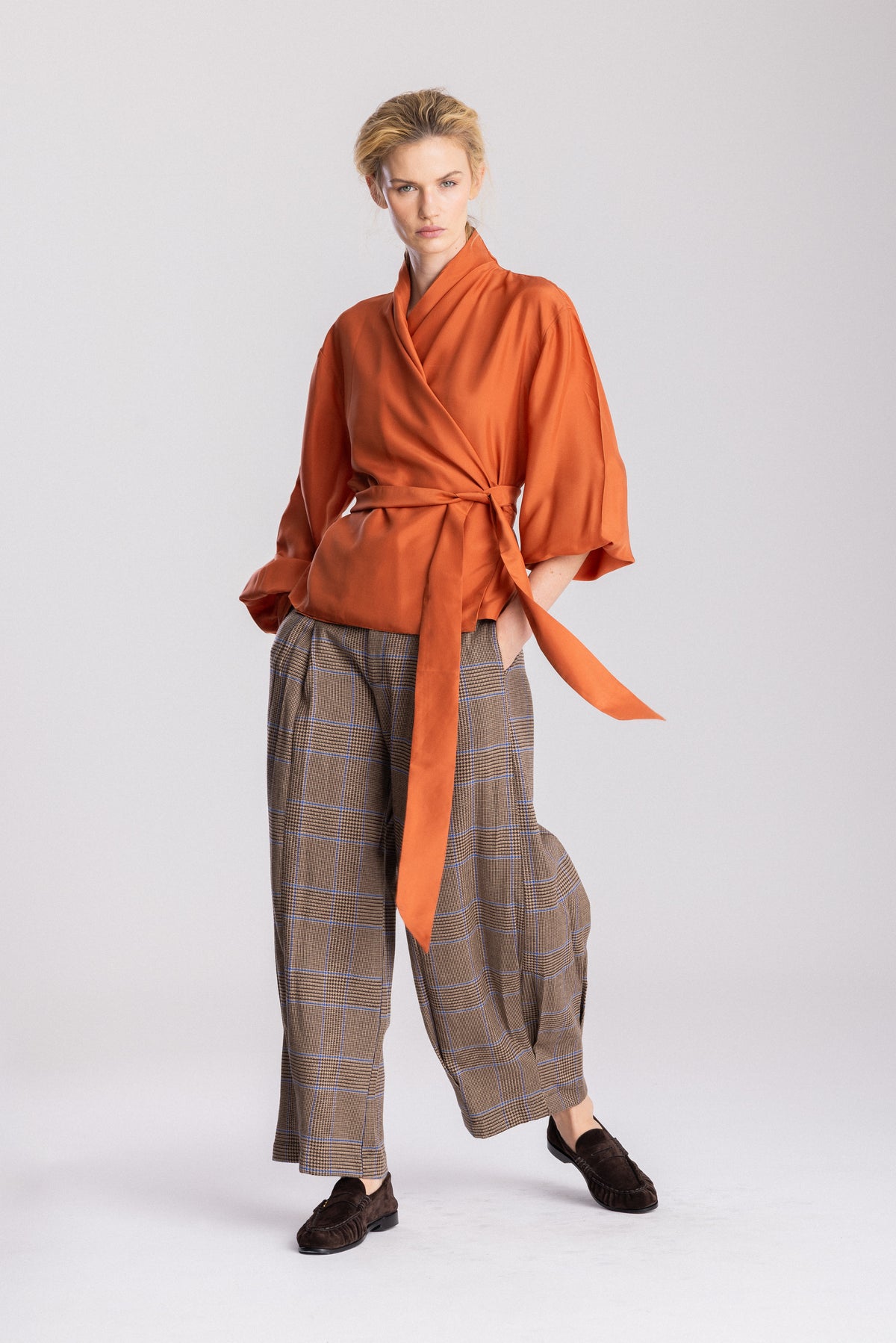 Bluzka Garu Wrap Terracotta, jedwab w kolorze terracotta, Jo.S
