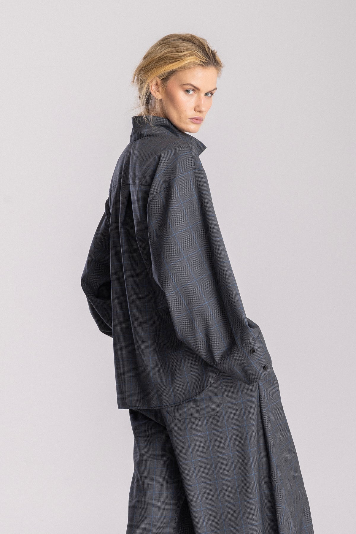 Koszula Eri Fusion Hare Short, grafitowa wełna w subtelną kratę, Jo.S