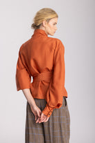 Bluzka Garu Wrap Terracotta, jedwab w kolorze terracotta, Jo.S