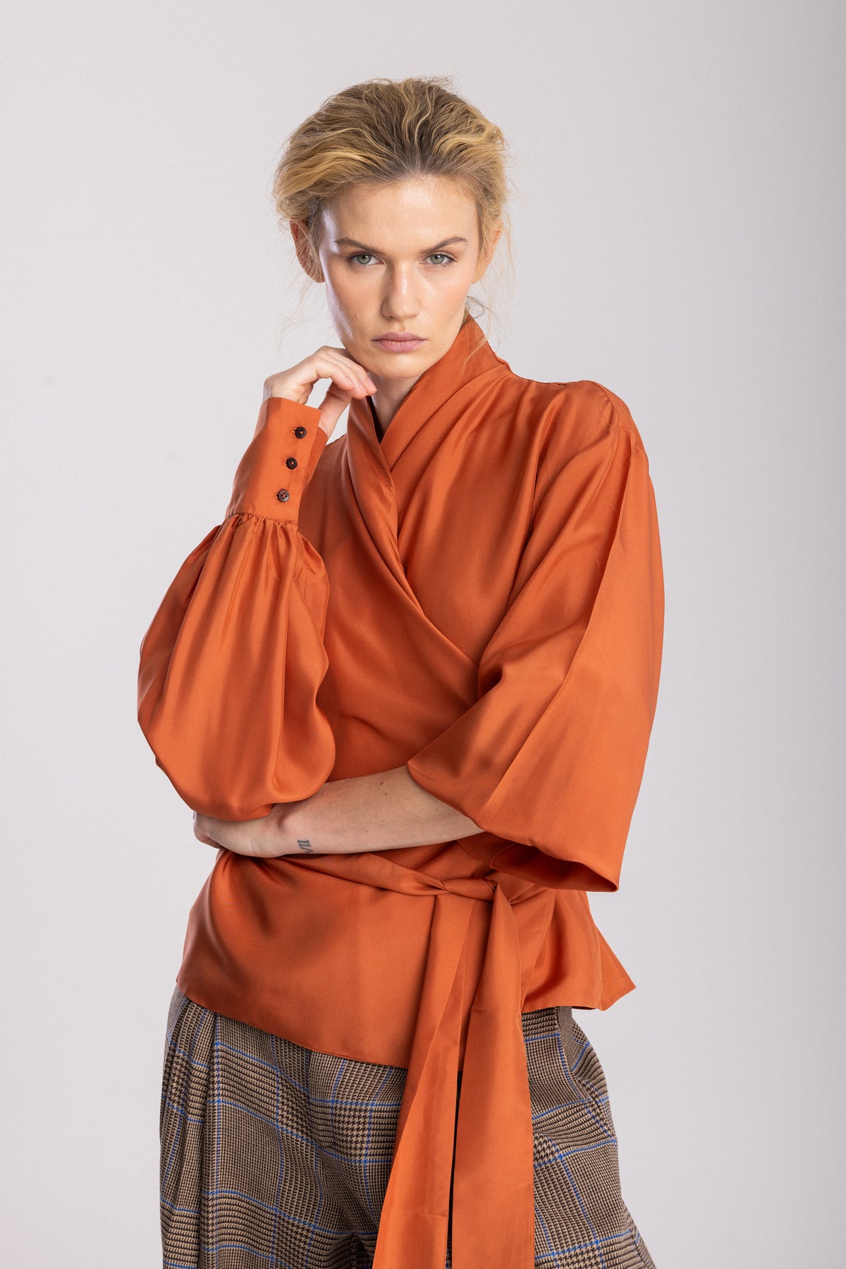 Bluzka Garu Wrap Terracotta, jedwab w kolorze terracotta, Jo.S