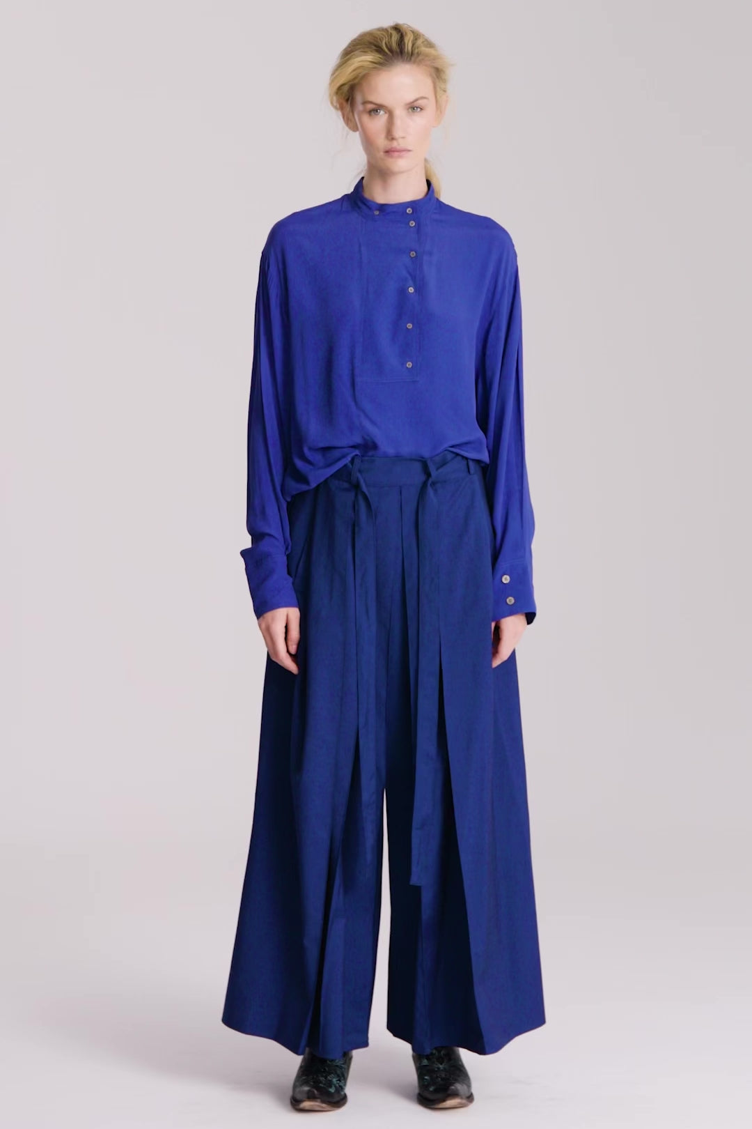 Film: Bluzka Tux Balmoral, royal blue, Jo.S
